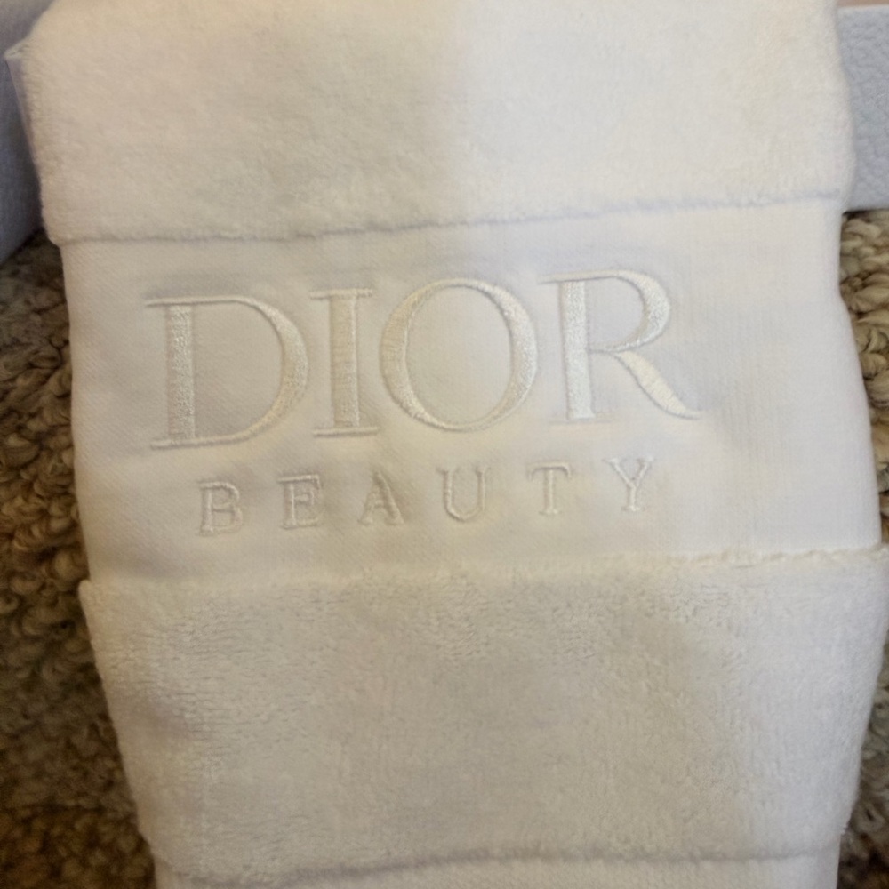 Dior Cream and Gold Beauty Vanity Case with White Towel - Picture 4 of 5